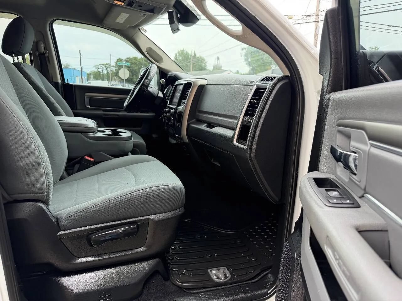 Used 2018 RAM 2500 SLT AWD/4WD image 46