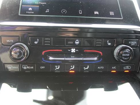 Used 2025 Jeep Grand Cherokee Altitude AWD/4WD image 24