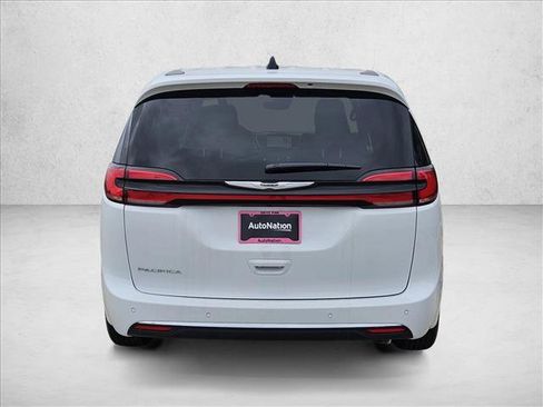 New 2025 Chrysler Pacifica Select image 6