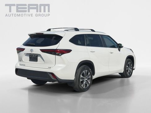 Used 2023 Toyota Highlander XLE FWD image 4