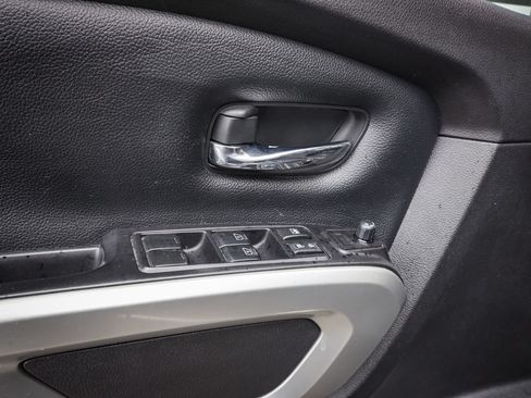 Used 2017 Nissan Titan SV AWD/4WD image 15