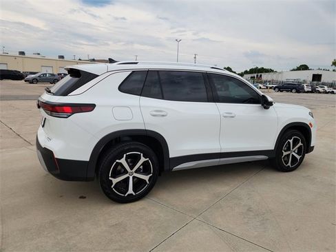 New 2025 Volkswagen Tiguan SE image 2