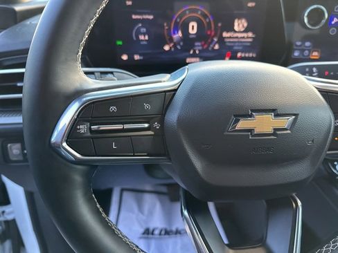 Used 2025 Chevrolet Traverse LT image 29