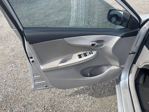 Used 2012 Toyota Corolla LE image 28