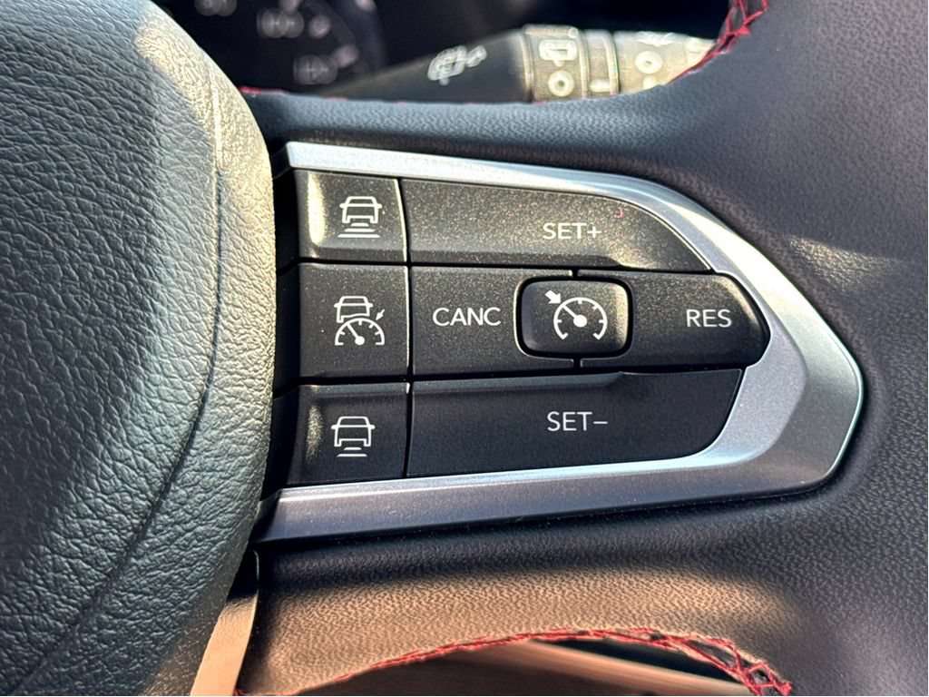 Used 2025 Jeep Compass Trailhawk AWD/4WD image 16