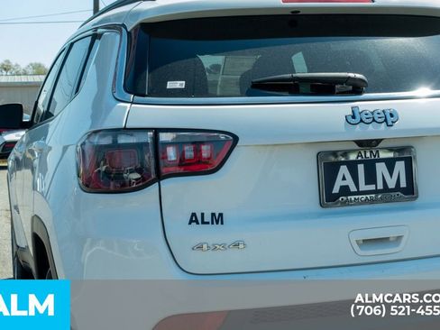 Used 2024 Jeep Compass Latitude image 10