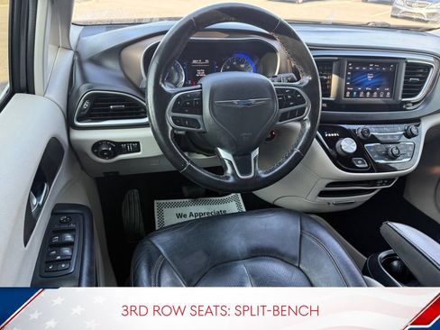 Used 2019 Chrysler Pacifica Touring-L FWD image 15