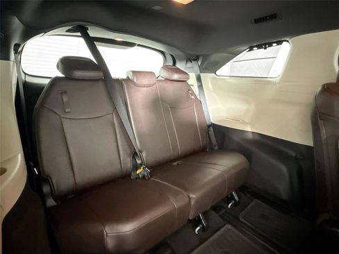 Certified 2021 Toyota Sienna Platinum image 42