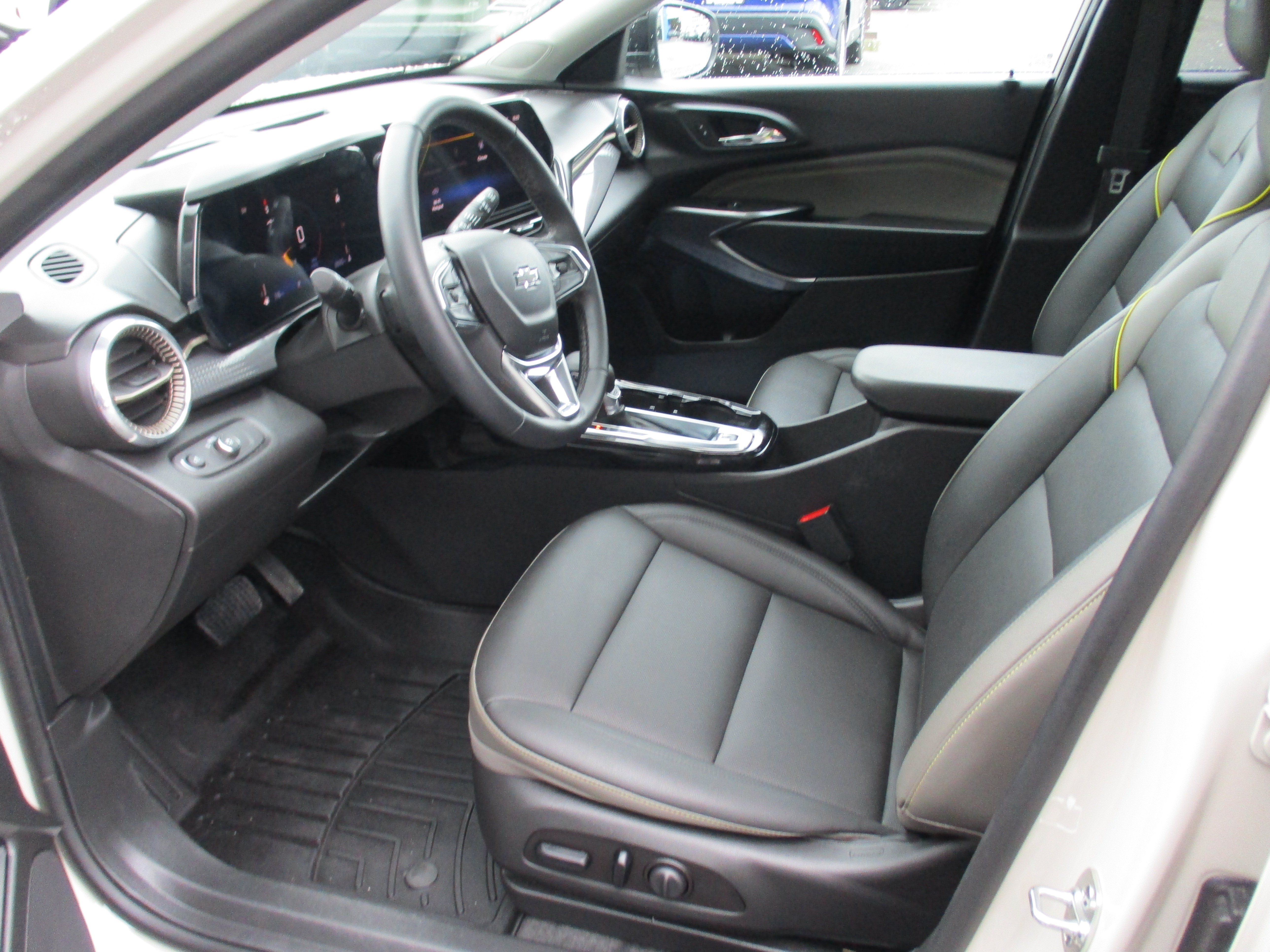 Used 2026 Chevrolet Trax ACTIV w/ Sunroof Package FWD image 12