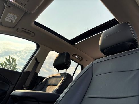 Used 2020 GMC Terrain Denali w/ Denali Premium Package FWD image 17