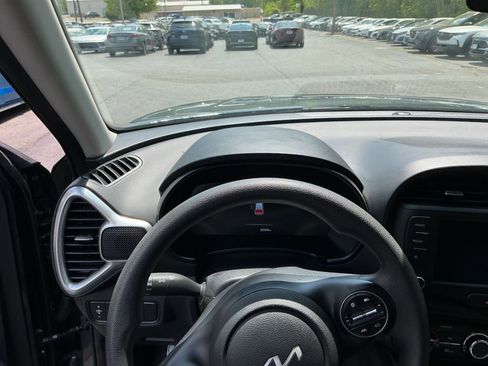 Used 2025 Kia Soul LX w/ LX Technology Package FWD image 29