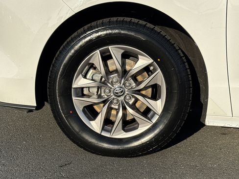 Certified 2024 Toyota Sienna LE image 6