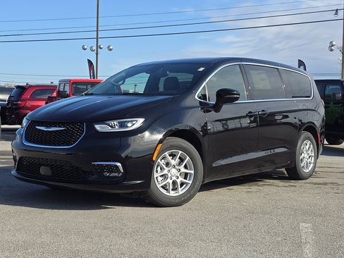 New 2026 Chrysler Pacifica Select image 2