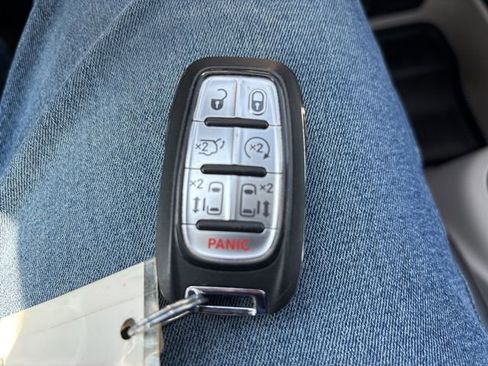 Used 2023 Chrysler Pacifica Touring-L FWD image 23