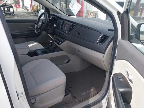 Used 2018 Kia Sedona L FWD image 3