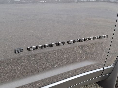 New 2025 Jeep Grand Cherokee Altitude image 12