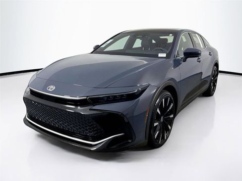 Used 2025 Toyota Crown Platinum image 2