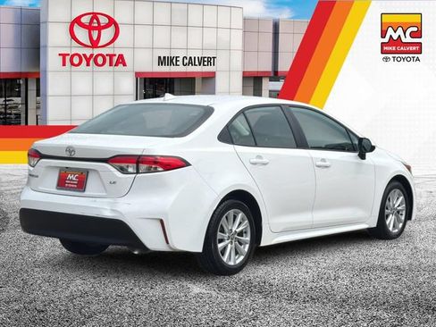 Used 2025 Toyota Corolla LE w/ LE Premium Package FWD image 5