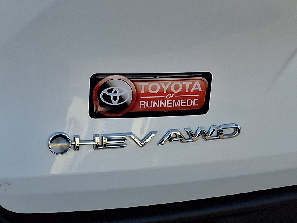 Certified 2025 Toyota Sienna XLE w/ XLE Plus Package AWD/4WD image 32
