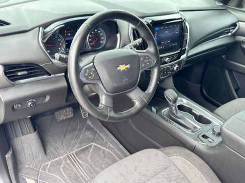 Used 2023 Chevrolet Traverse LT FWD image 2