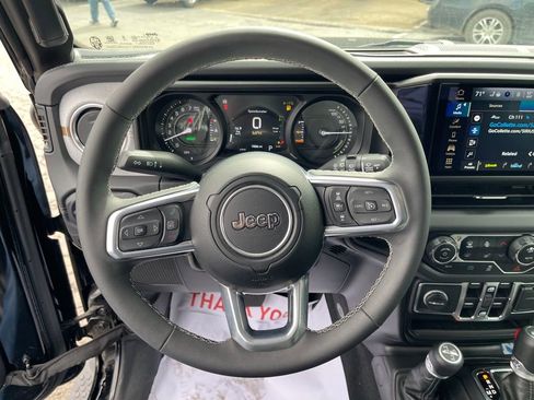 Used 2025 Jeep Wrangler Unlimited Sahara image 16