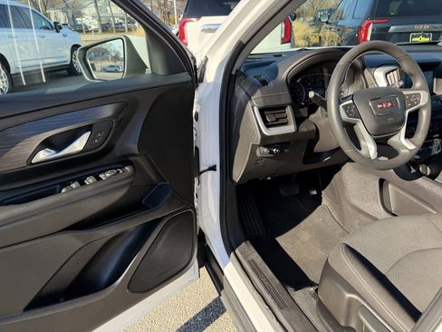 Used 2024 GMC Terrain SLE image 11
