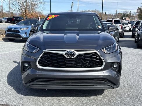 Used 2023 Toyota Highlander LE FWD image 3