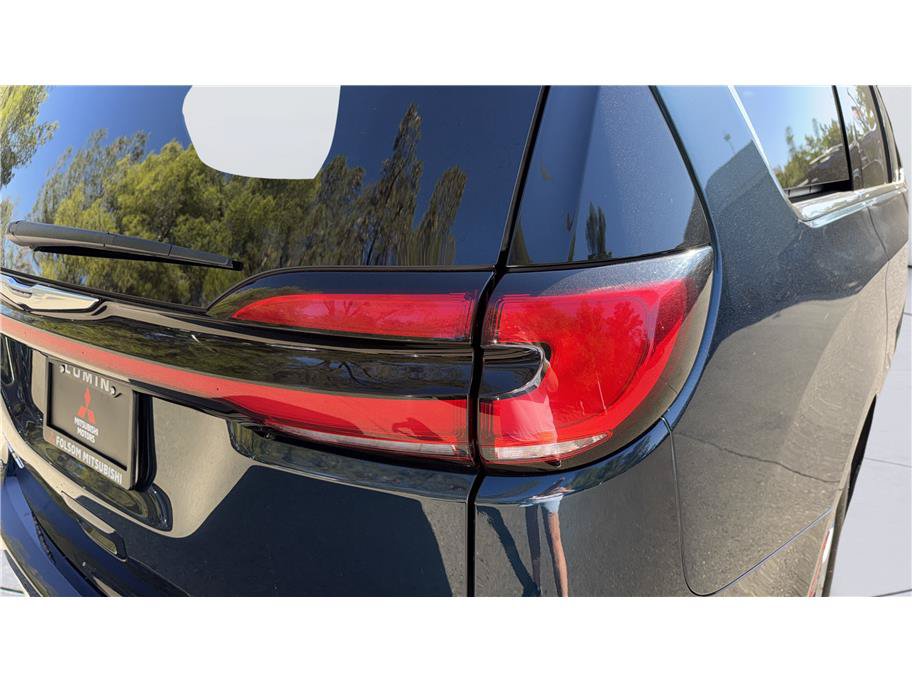 Used 2025 Chrysler Pacifica Select FWD image 12