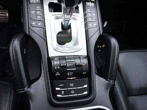 Used 2016 Porsche Cayenne image 20