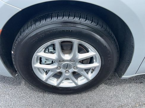 Used 2024 Chrysler Pacifica Touring-L FWD image 9