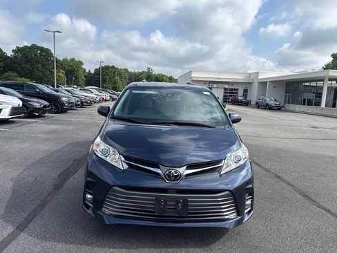 Used 2019 Toyota Sienna XLE w/ XLE Navigation Package AWD/4WD image 2