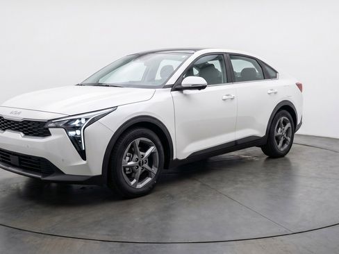 Used 2025 Kia K4 LXS image 3