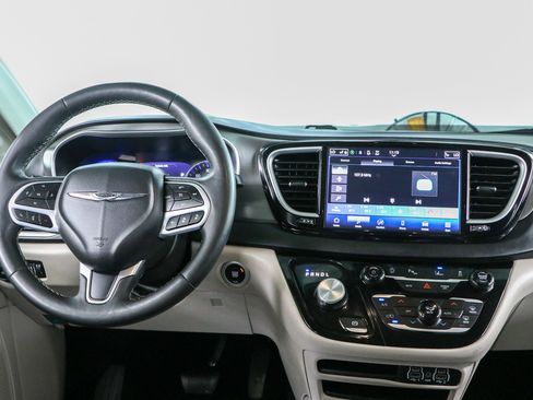 Used 2024 Chrysler Pacifica Touring-L FWD image 17