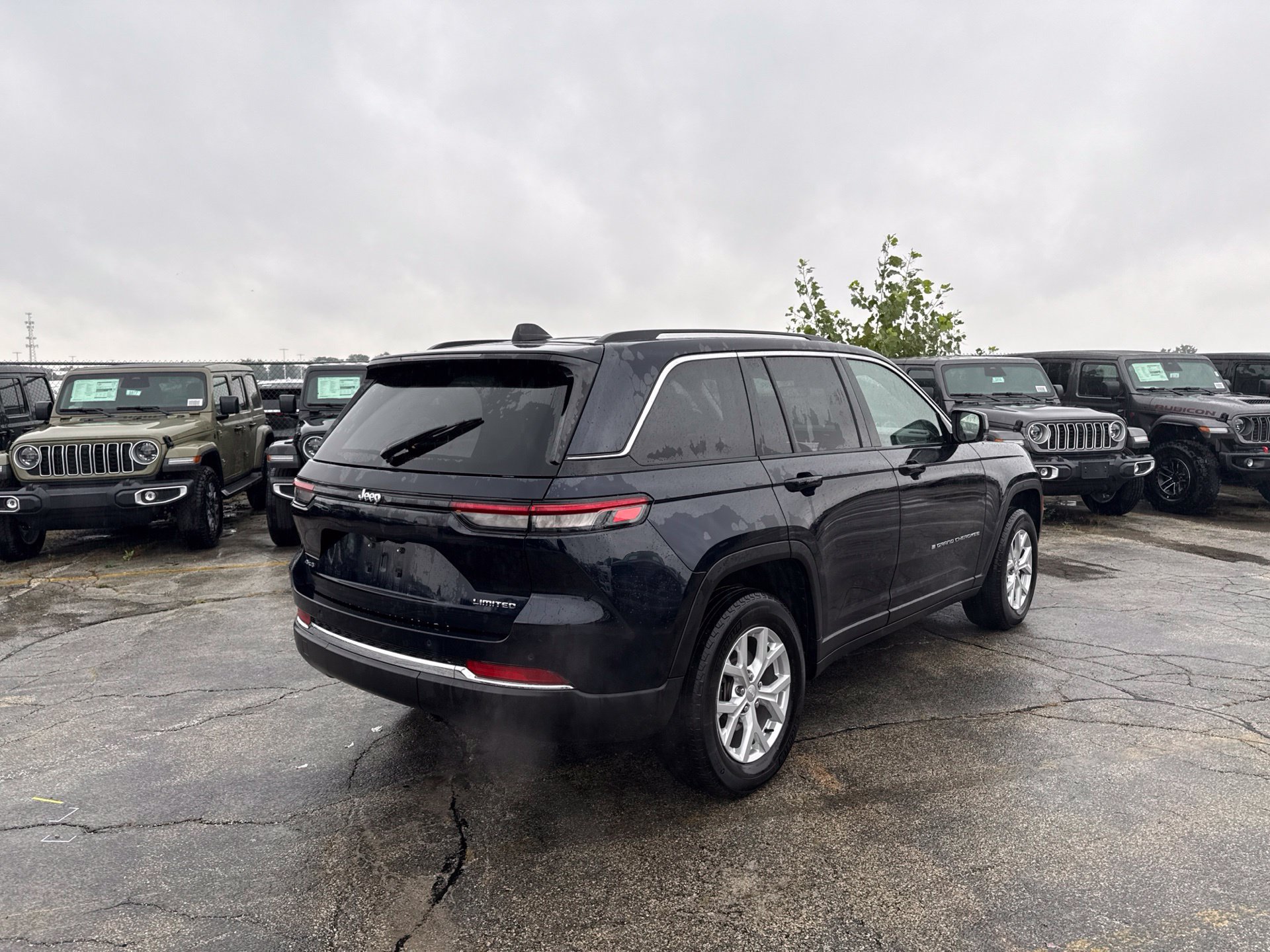 Used 2023 Jeep Grand Cherokee Limited AWD/4WD image 6