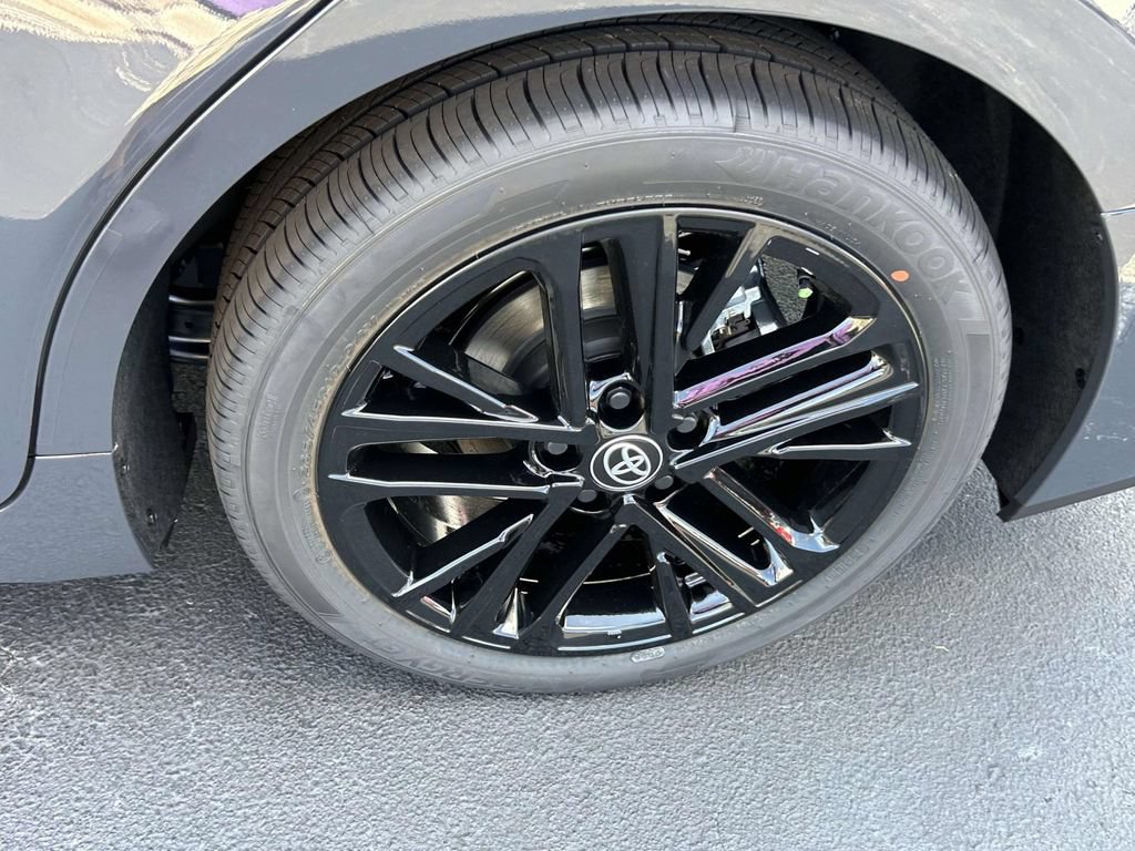 New 2026 Toyota Camry Hybrid FWD image 9