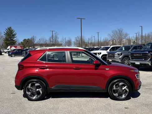 Used 2022 Hyundai Venue Limited w/ Cargo Package FWD image 7