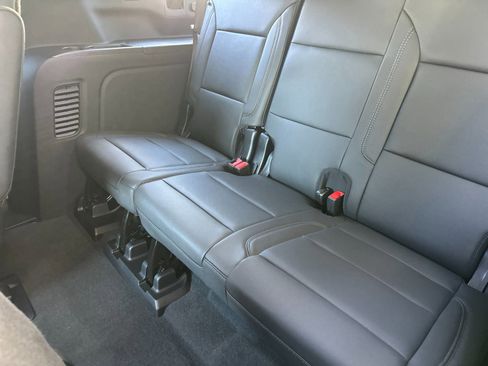 Used 2026 Chevrolet Suburban LT w/ Comfort Package RWD image 17
