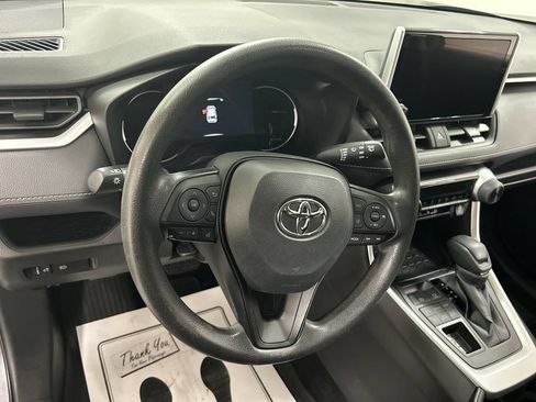 Used 2023 Toyota RAV4 LE AWD/4WD image 4