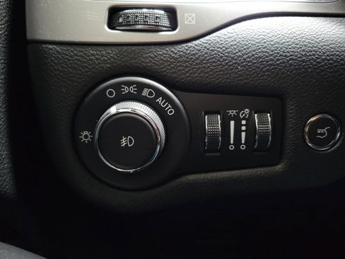 Used 2020 Jeep Cherokee High Altitude image 24