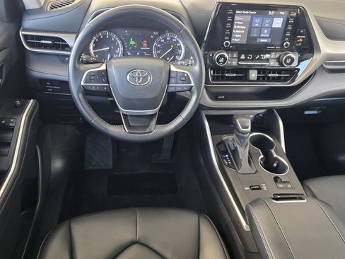 Used 2022 Toyota Highlander XLE FWD image 13