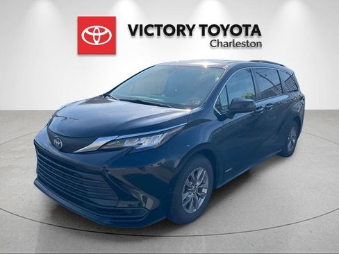 Used 2021 Toyota Sienna LE FWD image 2