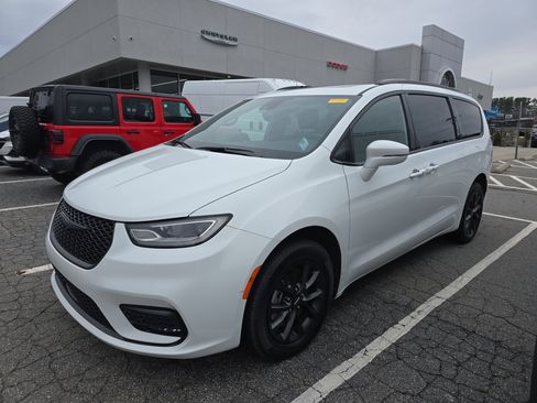 Used 2021 Chrysler Pacifica Limited w/ S Appearance Package image 4