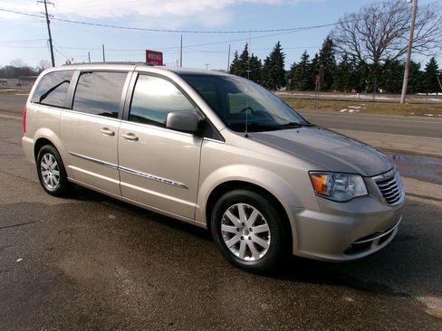 Used 2016 Chrysler Town & Country Touring image 3