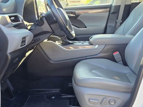 Used 2022 Toyota Highlander Platinum image 11