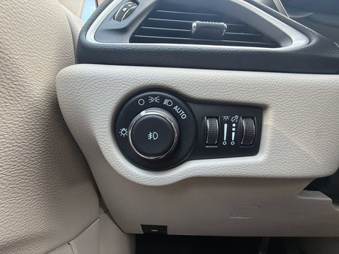 Used 2024 Chrysler Pacifica Touring-L FWD image 19