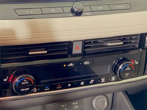 Used 2025 Nissan Rogue SL w/ Tech Package image 21