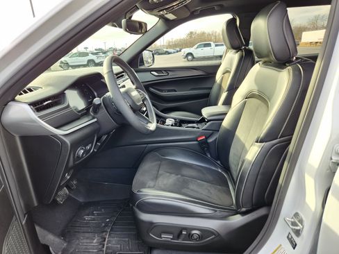 Used 2023 Jeep Grand Cherokee L Laredo image 13