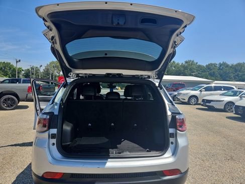 Used 2024 Jeep Compass Latitude AWD/4WD image 9