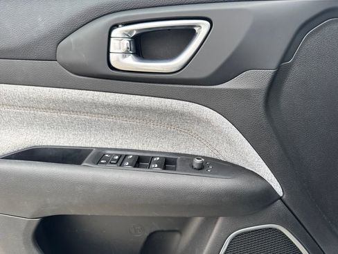 Used 2024 Jeep Compass Latitude image 19