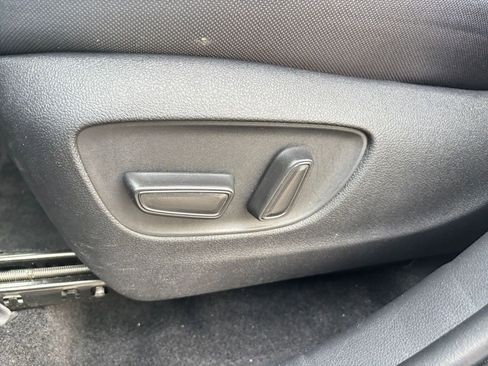 Used 2025 Toyota Highlander LE FWD image 22
